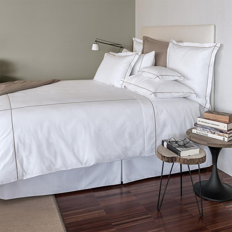Elegante ropa de cama de hotel bordada, satén de algodón blanco 300TC