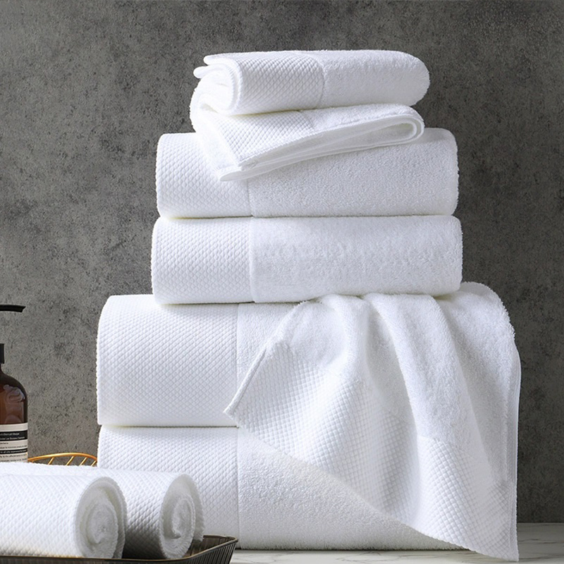 Sistema de toallas de hotel de algodón peinado con tejido de terciopelo y borde de dobby de tejido de diamante.