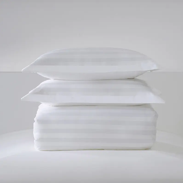 ¿Cuáles son las ventajas del juego de lino de la cama de hotel de algodón puro T250 a rayas satinadas en comparación con el juego de lino de la cama de fibra sintética?