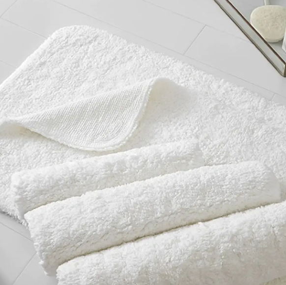 ¿Cómo mejora la aplicación de la alfombra de baño de hotel de algodón largo de algodón largo en escenas de hoteles?